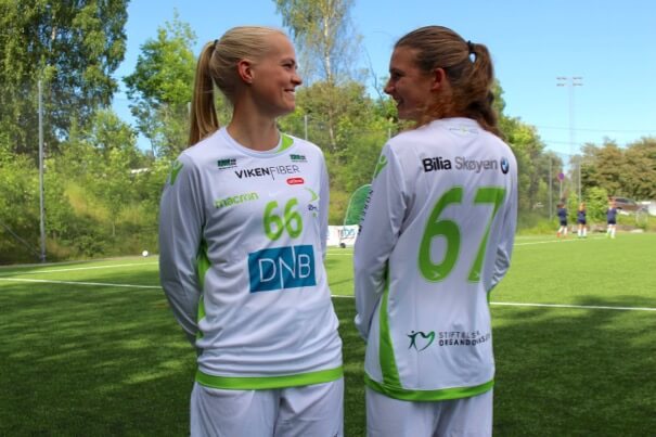 Bilde av to jenter i fotballdrakter med logoen til Stiftelsen Organdonasjon.