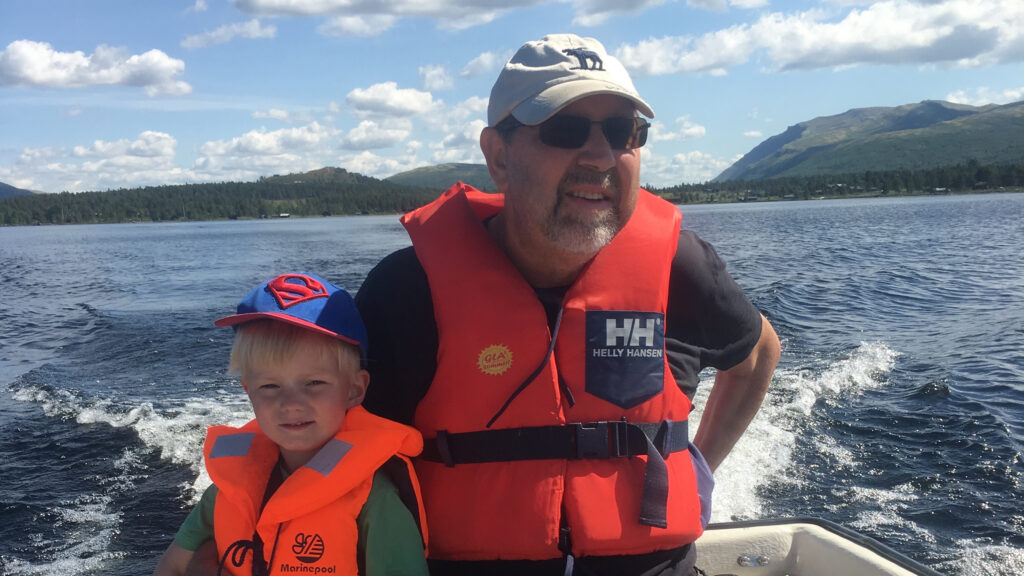 Edvin på båttur sammen med morfaren sin Ola Tungen