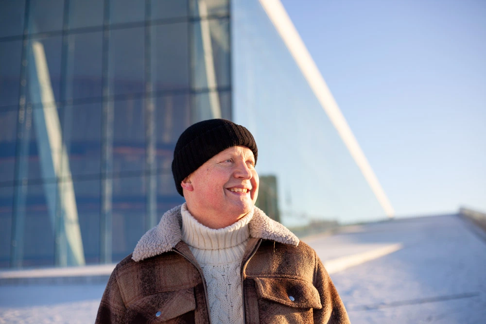 Levertransplanterte Harald Thingnes smiler mot vintersola på Operataket i Oslo