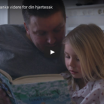 Skjermbilde av Youtube-video som viser far og datter som ligger på sengen og leser bok.