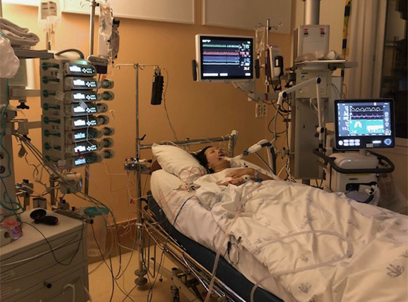 Bildet fra intensivavdelingen. Eileen ligger i sykehussengen koblet til mange maskiner. 