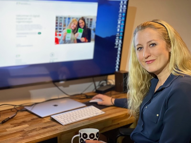 Prosjektleder Linda Melling Øiehaug foran datamaskin med det digitale klasserommet om organdonasjon