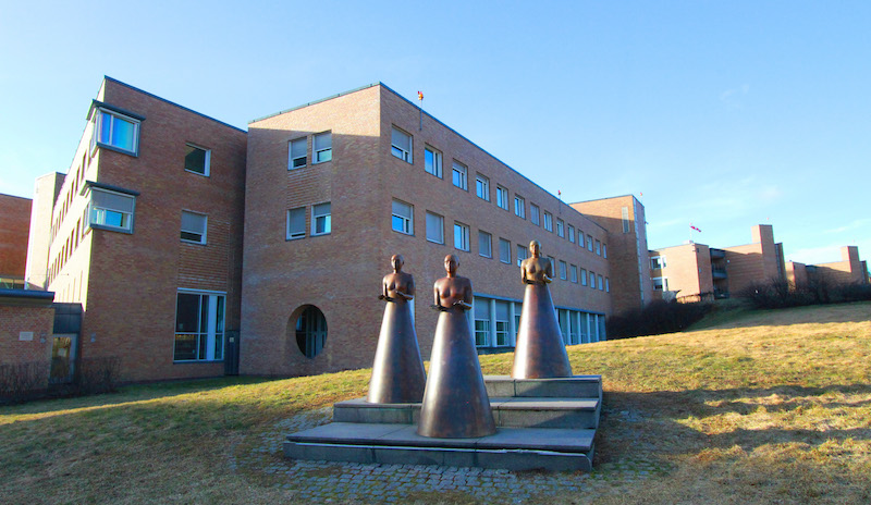 «Tre gratier», foran Oslo universitetssykehus, Rikshospitalet. Foto: Anders Bayer, OUS