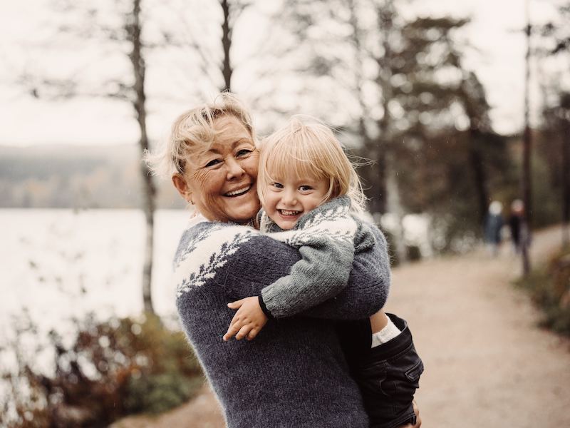 Beate Vatndal og barnebarnet Jacob fronter kampanjen "Hva er vel livet uten deg?" Foto: Nikolas Gogstad-Andersen