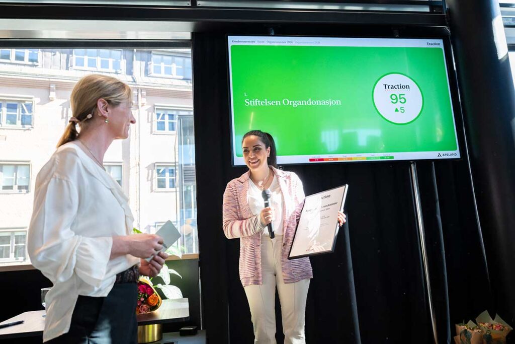 Dana Manouchehri tok i mot prisen på vegne av Stiftelsen Organdonasjon. Foto: Apeland PR- og kommunikasjonsbyrå